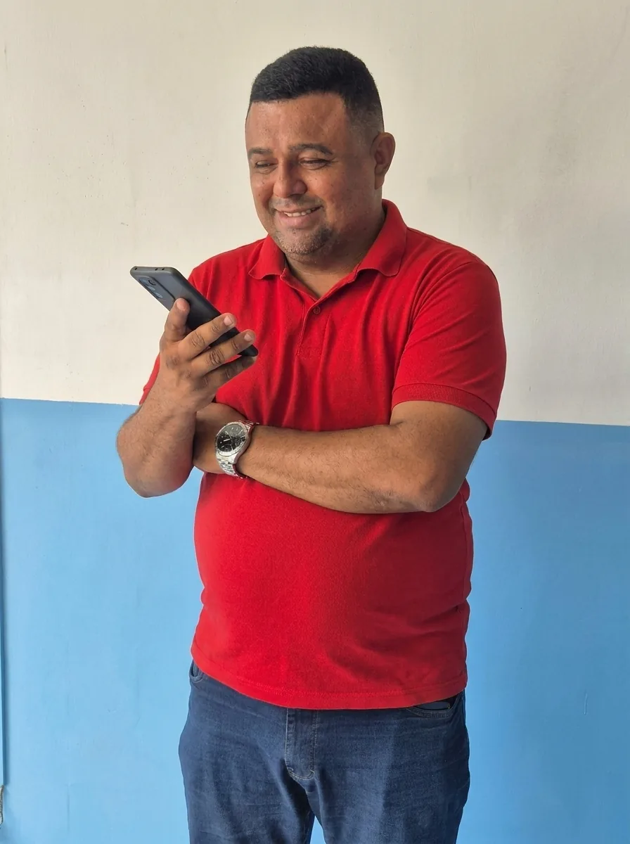 Diego, da Bahia Sul Locações, atendendo cliente pelo telefone